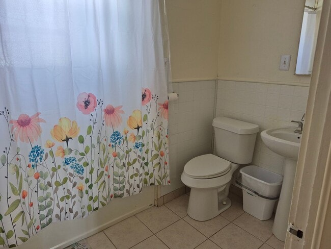 Building Photo - Cute 3 Bedroom 1 Bathroom