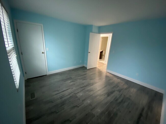 Building Photo - 5123 Singleton Dr