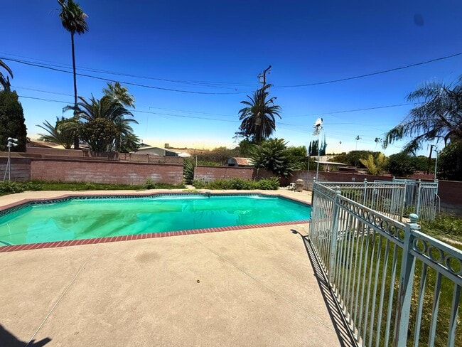 Building Photo - 9115 Encina Ave