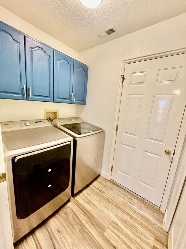 Building Photo - Updated and Pet Friendly Three Bedroom Home