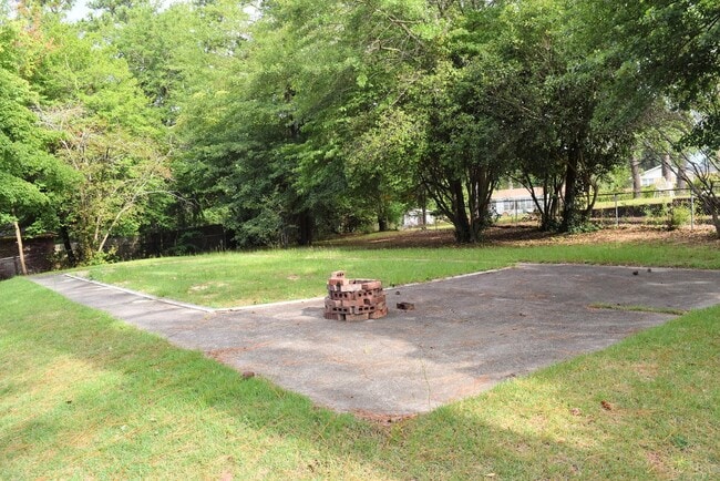 Building Photo - Fresh Private Large Quiet Appeal - no carp...