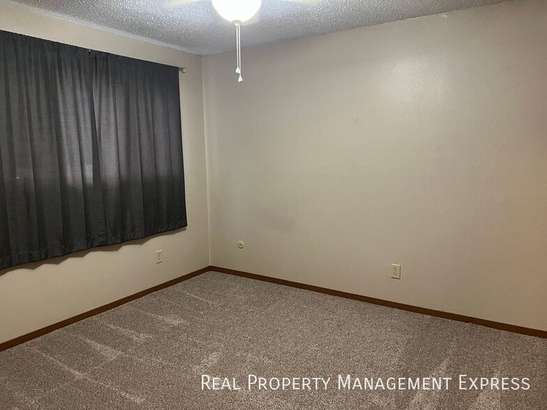 Building Photo - 3 Bedroom 2.5 Bathroom side-by-side duplex with lots of updates