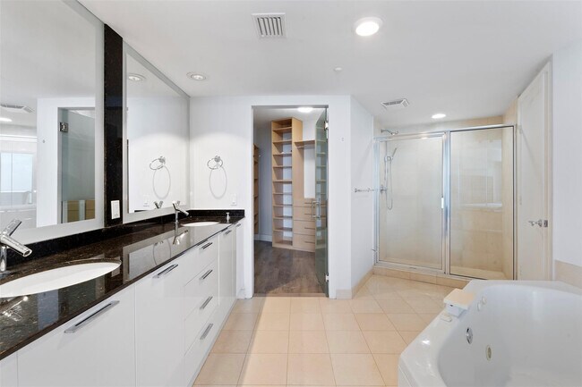 Building Photo - 18911 Collins Ave