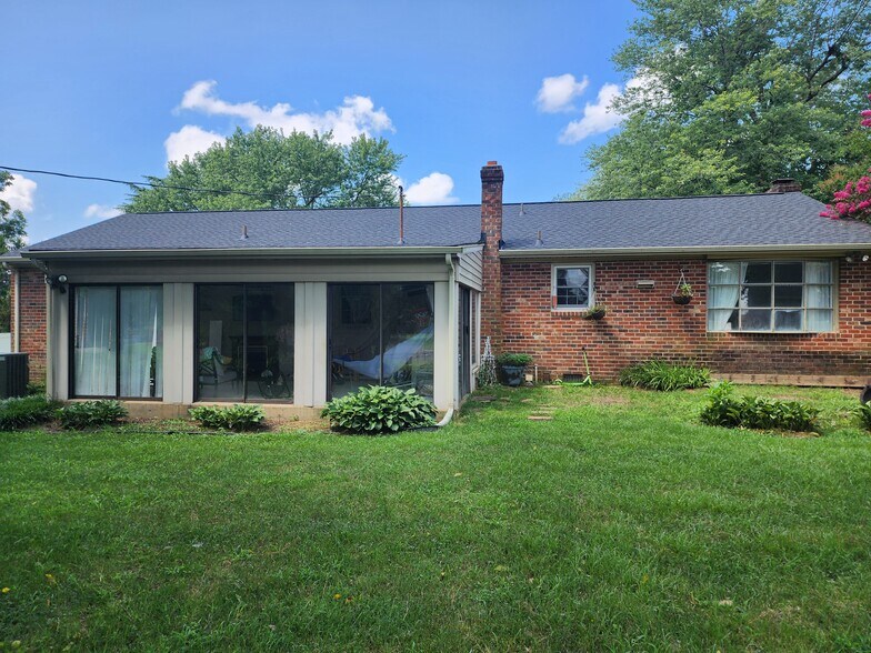 Building Photo - 8176 Surrey Ct