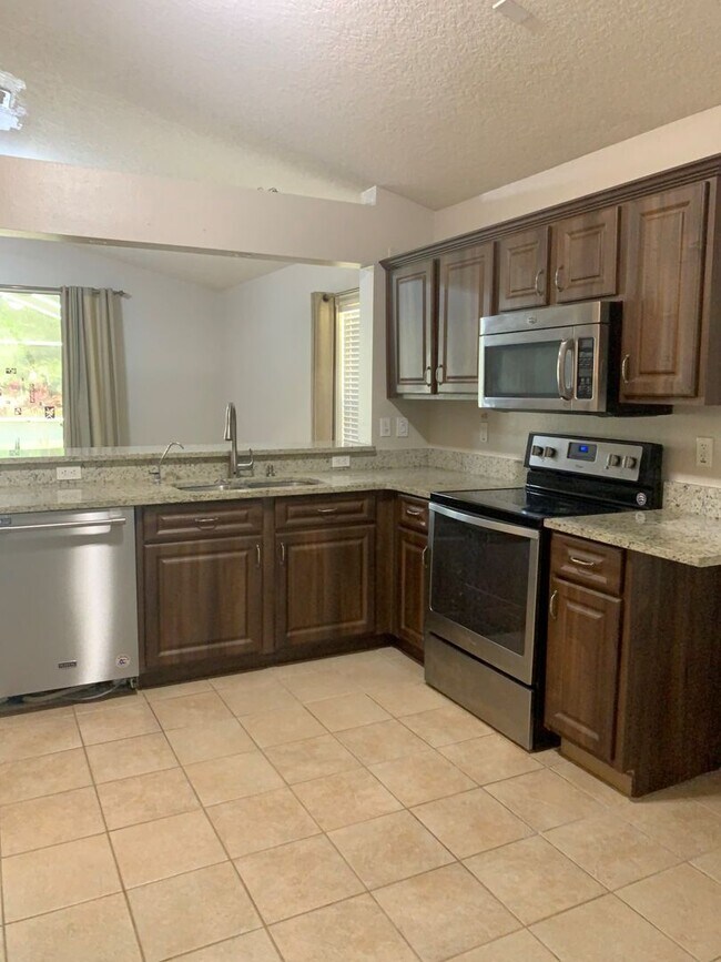 Building Photo - 3/2 Pool Home in Manderley Run