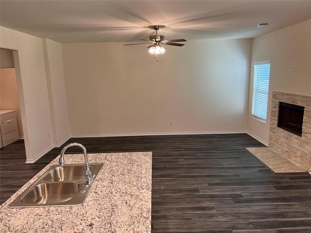 Building Photo - 716 E 5th St