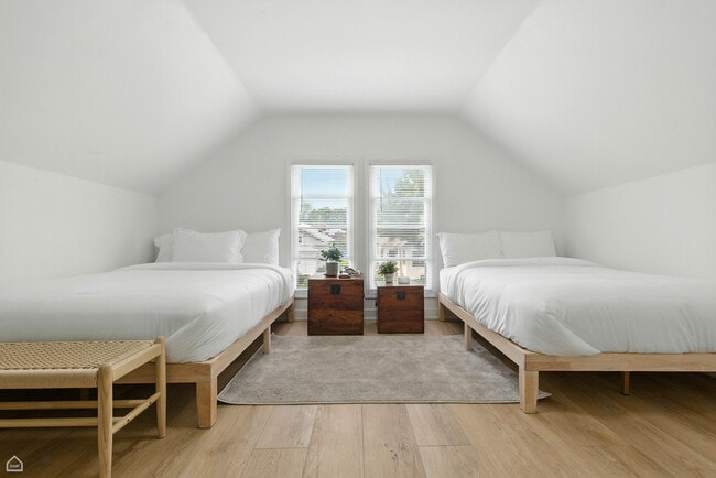 Building Photo - 1024 S Ridgeland Ave