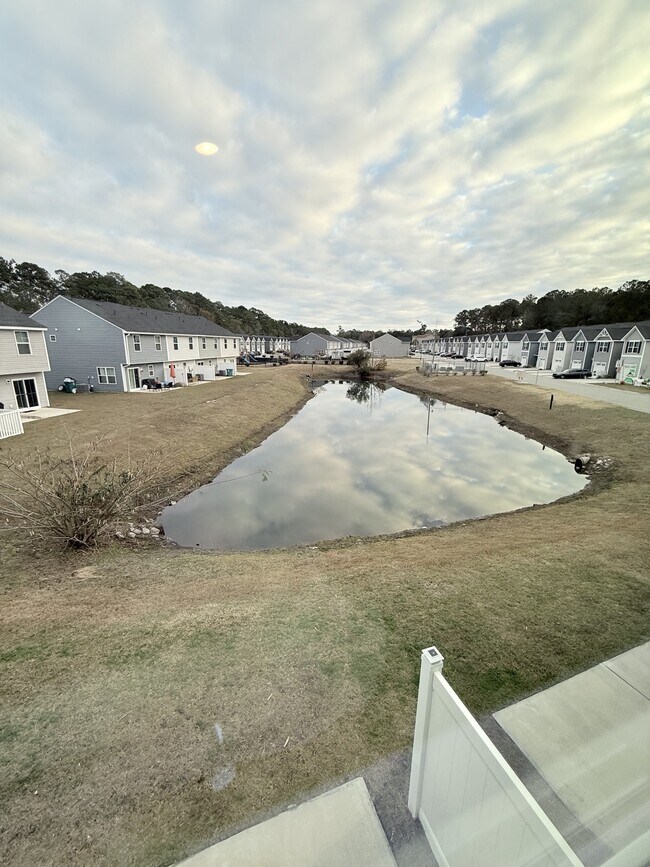 Building Photo - 400 el Camino Dr