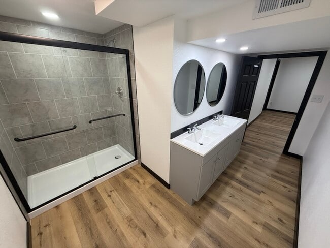 Building Photo - 1725 Elmwood Ln