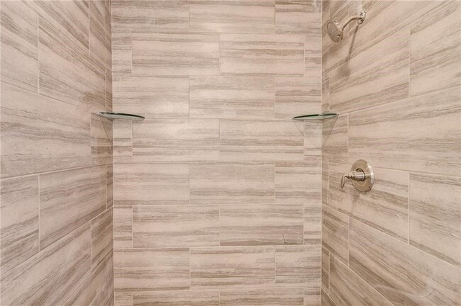 Building Photo - 402 E Hemlock St