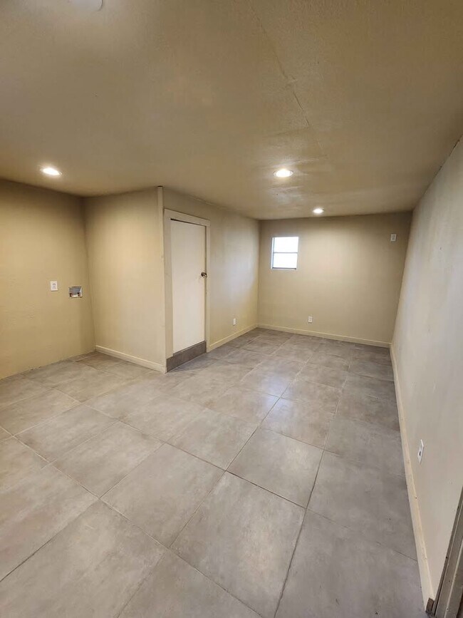 Building Photo - 10075 E Loop 1604 S