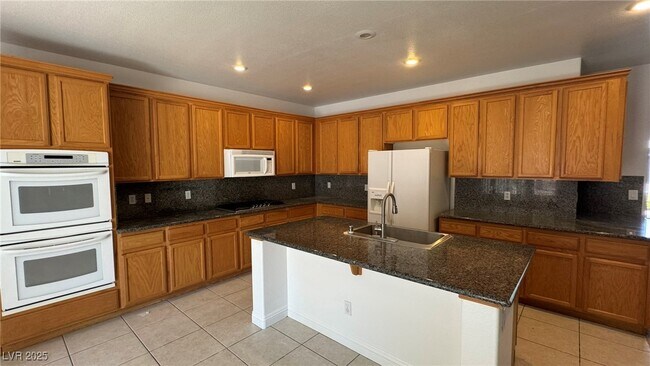 Building Photo - 10066 Golden Bluff Ave