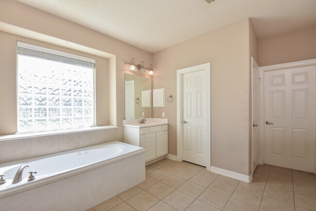 Building Photo - 2403 Galleon Point Ct