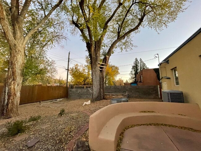 Building Photo - 732 Loma Vista Dr NE