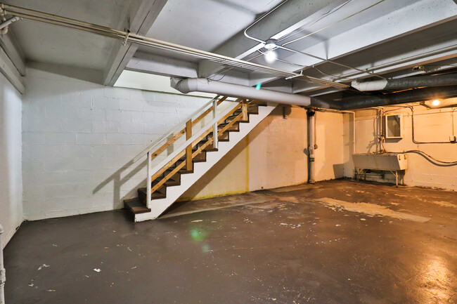 Building Photo - 925 N Prairie Ave