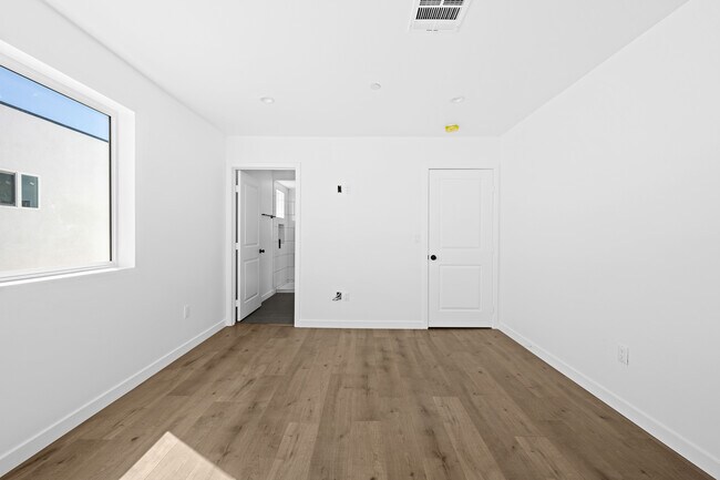 Building Photo - 6830 Hazeltine Ave
