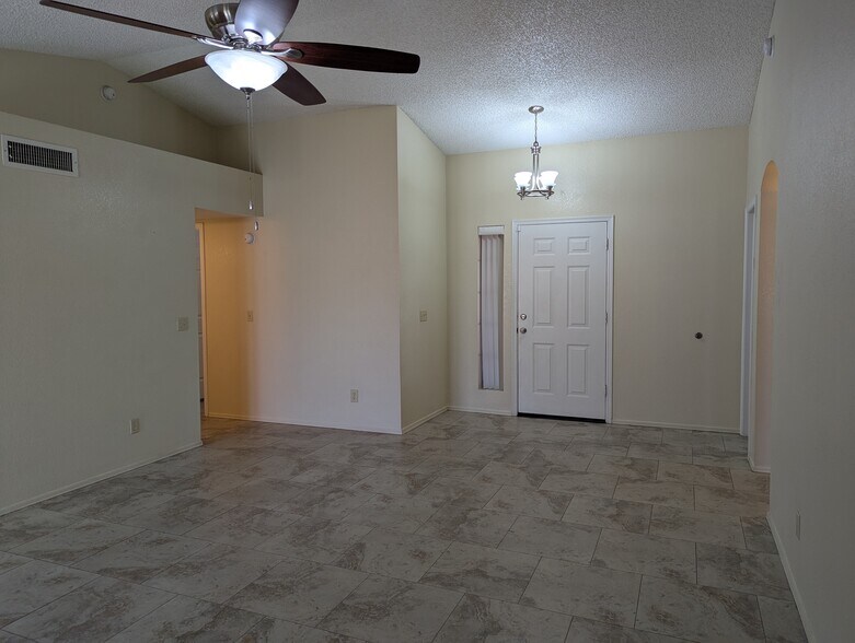 Building Photo - 5460 E Emerald Ave