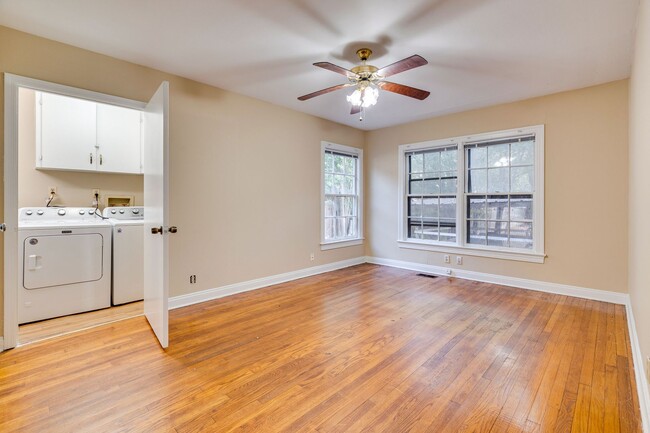 Building Photo - Urban Farmhouse - 2BD/2BA - Work Shop - Hu...