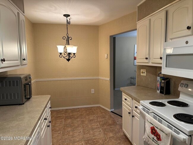 Building Photo - 10 Pine Cluster Cir