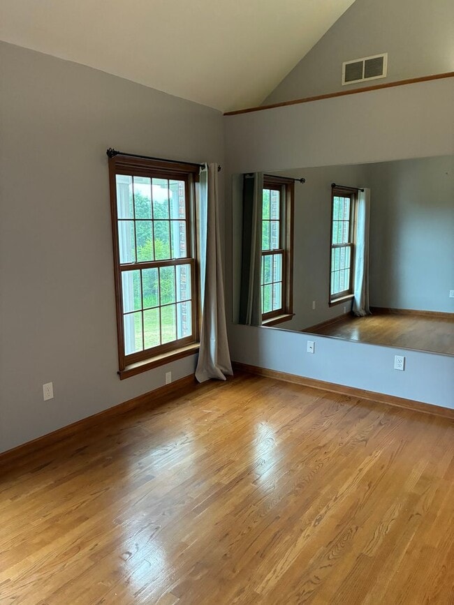 Building Photo - Magnificent 5-Bedroom Private Estate in Bu...