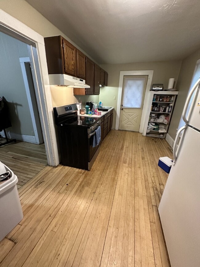 Building Photo - 4 Bed 2 Bath close to UWEC!