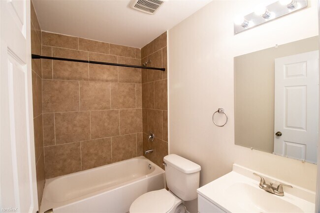 Building Photo - 3 br, 2 bath Duplex - 4623 Skyline Bouleva...