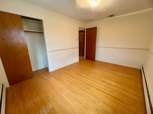 Building Photo - 3 Bedroom 1.5 Bathroom in Harrisburg -Cent...