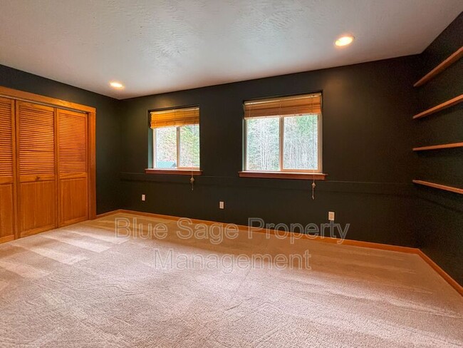 Building Photo - 241896 US-101