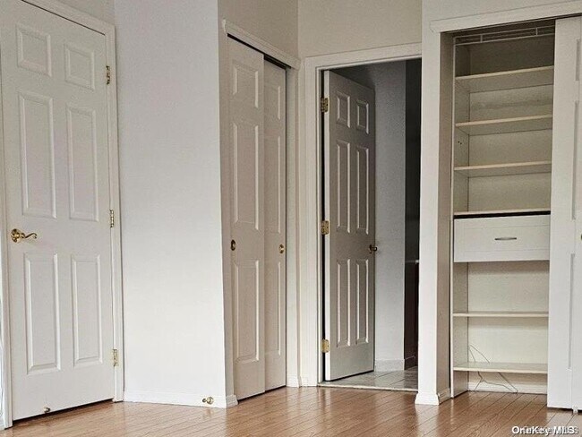 Building Photo - 82-74 Country Pointe Cir