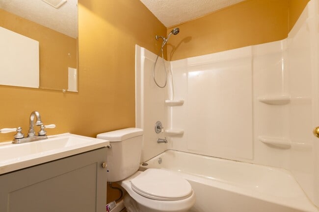 Building Photo - Convenient 2/1 home in the middle of town!