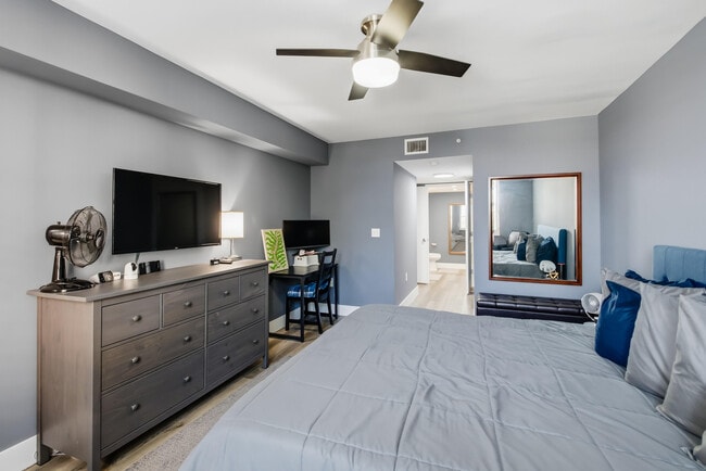 Building Photo - 520 SE 5 Ave