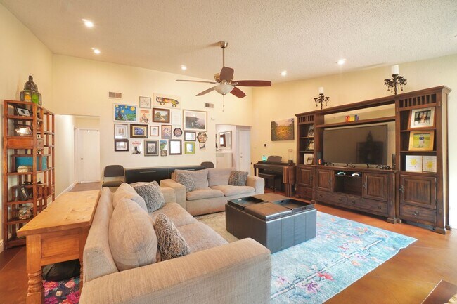 Building Photo - 4600 Pelham Dr