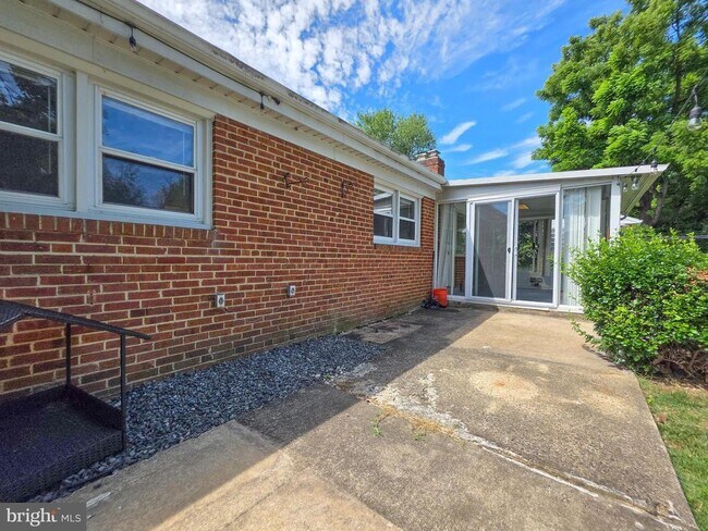 Building Photo - 5921 Arlington Blvd