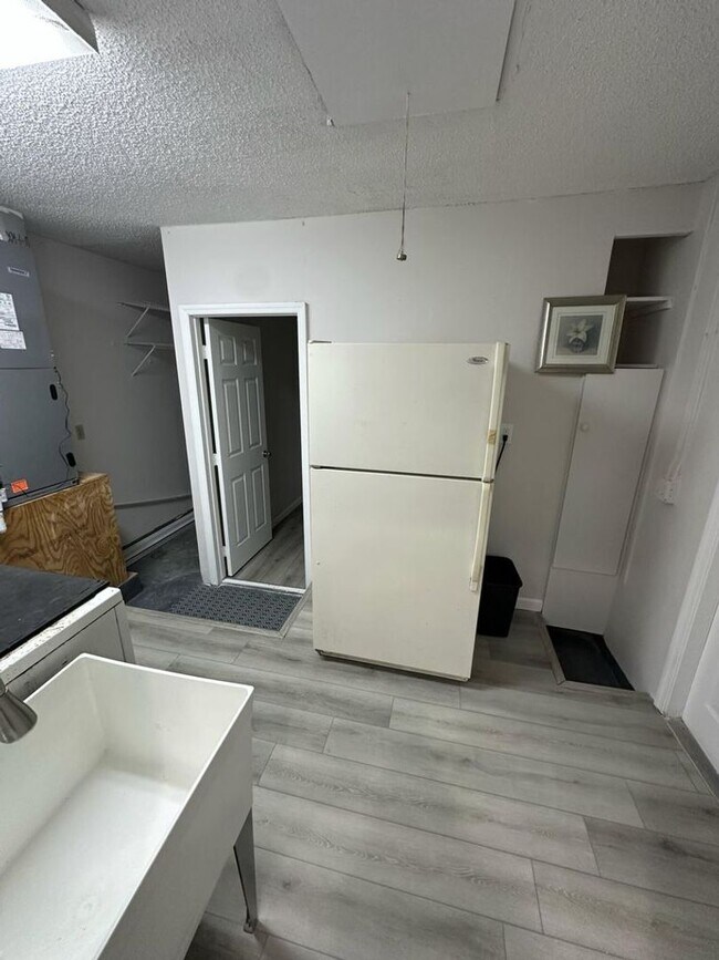 Building Photo - 3291 SW 4th St