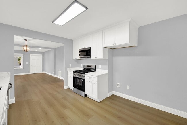 Building Photo - Modern Style Renovated 2 Bedroom 1 Bath House in Oakland -- Available Now!!!