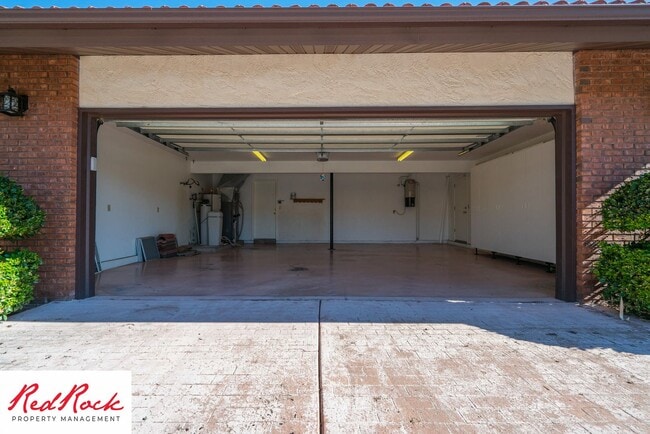Building Photo - Spacious 5 Bedroom Home in A Quiet Communi...