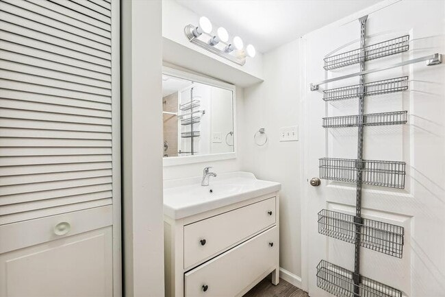 Building Photo - 2612 33rd St SE