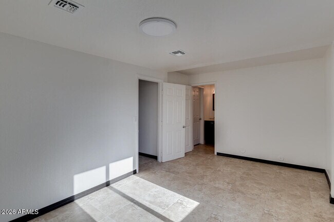 Building Photo - 1320 W 6th St