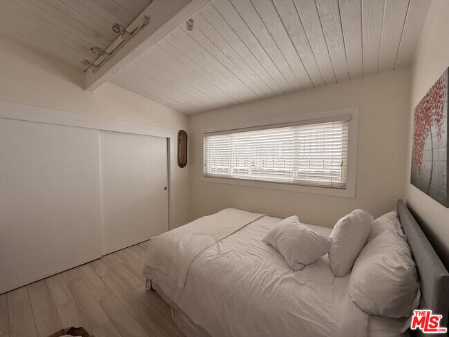 Building Photo - 200 Larsson St