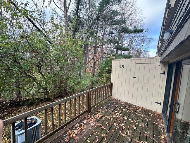 Building Photo - 658 Carriage Cir