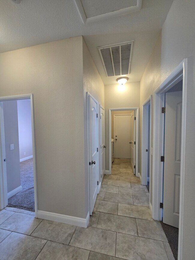 Building Photo - A Fabulous 4 Bedroom Single Story Home at the Lakes