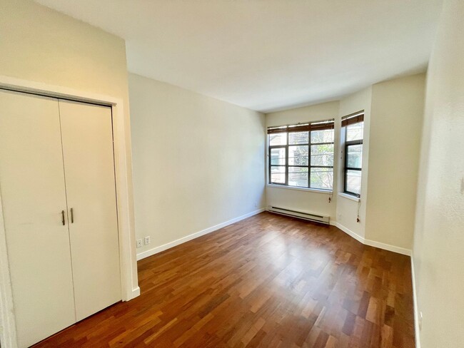 Building Photo - Contemporary, Light Filled Condo w/Garage ...