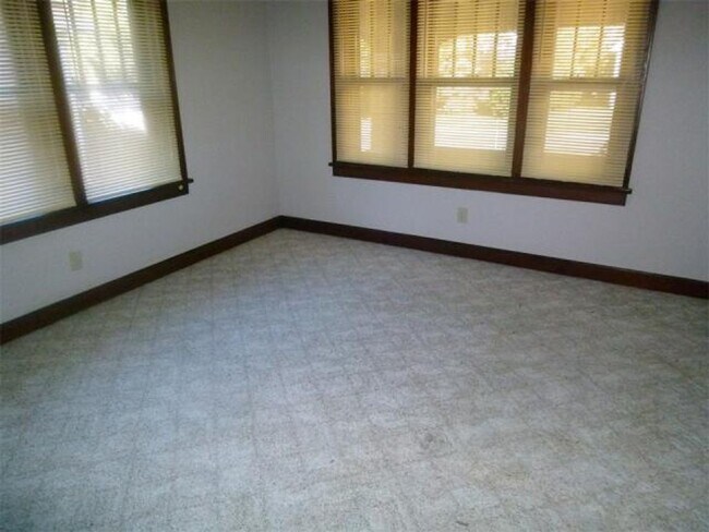 Building Photo - 2 Bedroom Home Near Union Hospital - Pets Welcome!