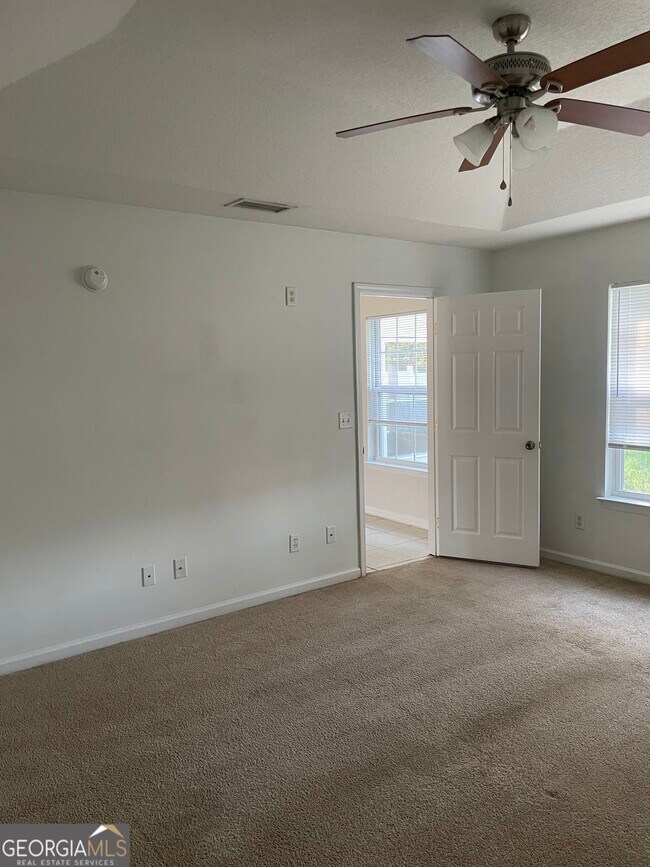 Building Photo - 208 Royal Palms Ave