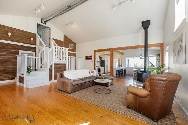 Building Photo - Incredible 5Bed, 2.5Bath home on 4 Acres with an ADU in Manhattan School District. Livestock allo...