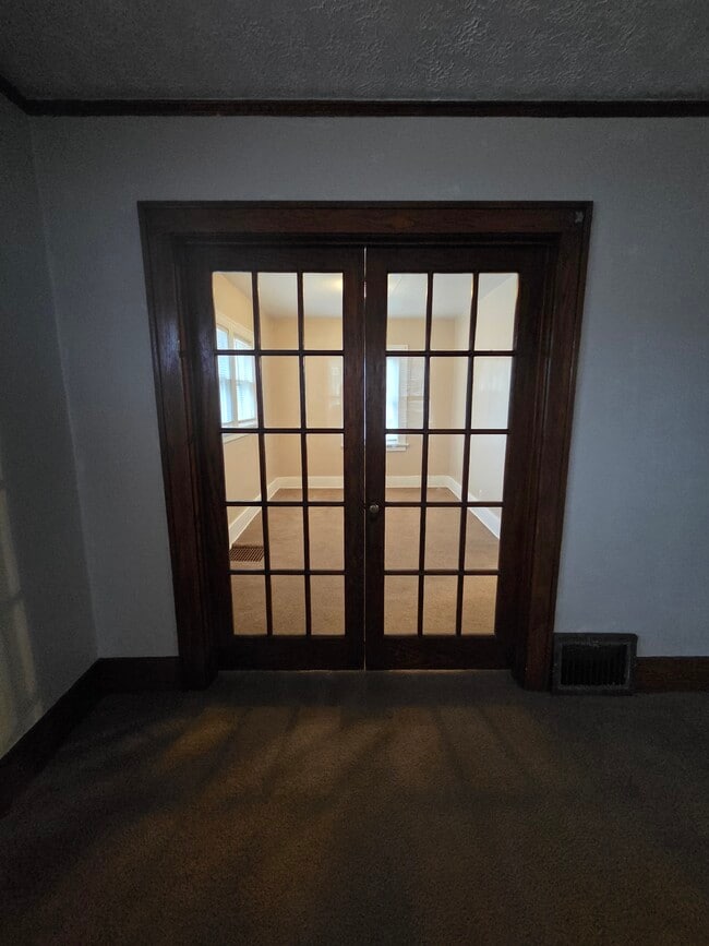 Building Photo - 2400 S Henry St