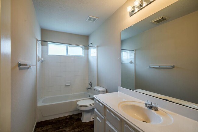 Building Photo - 23 Heron Hollow Ct