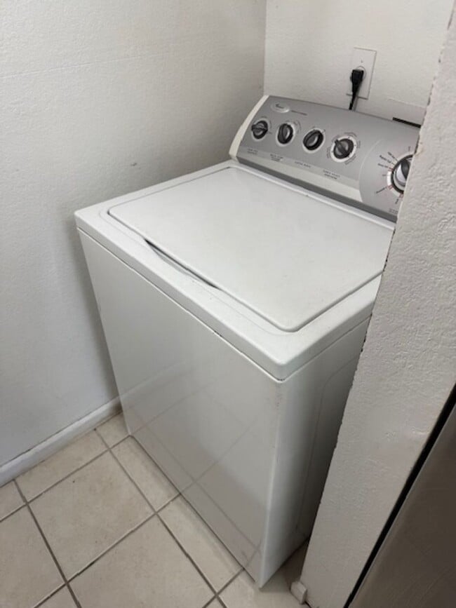 Building Photo - Lexington Place 2 bedroom Condo