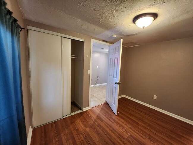 Building Photo - 1100 N Maple St