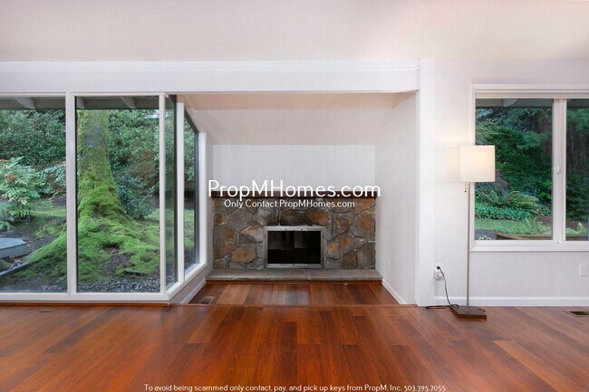 Building Photo - Updated Three Bedroom Gem in Lake Oswego!